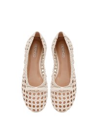 Bailarinas de color beige tejidas con punta redondeada, con suela plana y un pequeño lazo decorativo en la parte delantera. Fabricadas con material sintético texturizado.