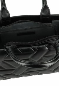 Zwarte leren handtas met een gevlochten patroon, voorzien van twee bovenhandvatten, een ritsvak en een gladde binnenvoering.
