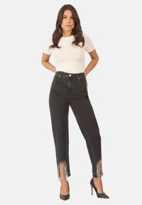 Apart MIT KRISTALLSTEINEN - Vaqueros slim fit - schwarz