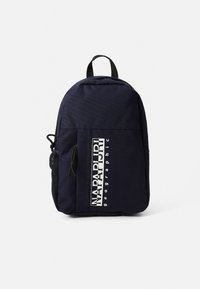 Marinblå tygryggsäck med rundad form, som har en sidoficka i nät, ett handtag på toppen och en vit logotyp på framsidan.