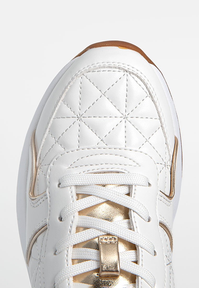 Sneaker in pelle bianca con texture trapuntata, dettagli dorati sui lacci e sul lato, e suola in gomma. Presenta lacci bianchi e dettagli cuciti.