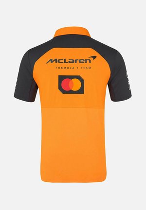 Pomarańczowa i czarna koszulka polo z logo McLaren, tekstem "Zespół Formuły 1" oraz emblematem Mastercard na plecach. Gładki materiał, krótki rękaw.