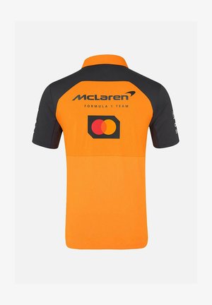 Pomarańczowa i czarna koszulka polo z logo McLaren, tekstem "Zespół Formuły 1" oraz emblematem Mastercard na plecach. Gładki materiał, krótki rękaw.