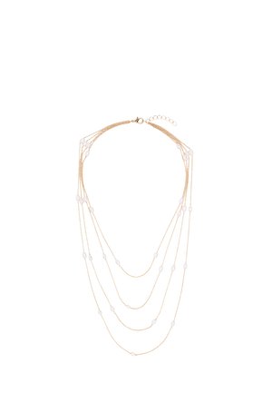 Delikatny wielorzędowy naszyjnik złoty z małymi białymi perłami równomiernie rozmieszczonymi wzdłuż każdego łańcuszka, wyposażony w zapięcie typu karabińczyk i regulowany przedłużacz.