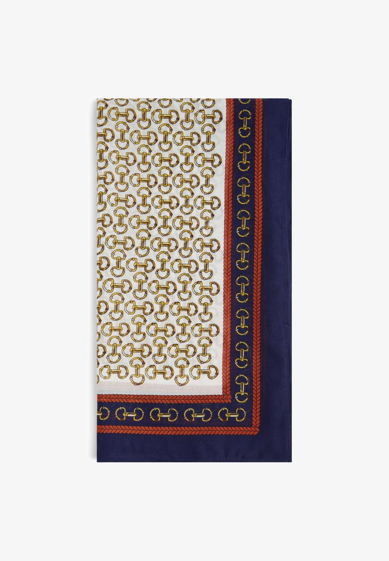 Foulard di seta con base bianca, caratterizzata da un motivo a catena dorata ripetuto, rifinito con bordi blu navy e rossi con dettagli intrecciati.