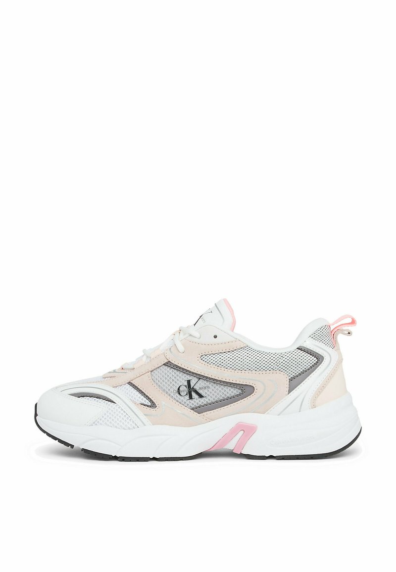 Bijele i ružičaste atletske cipele s mrežastim gornjim dijelom, akcentima od antilopa i debelim bijelim potplatom s crnim gaznim slojem i ružičastim detaljima.