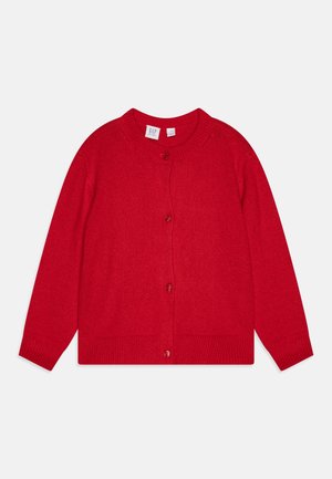 Cardigan rouge en maille à manches longues avec encolure ronde et quatre boutons sur le devant, étalé à plat sur un fond blanc.