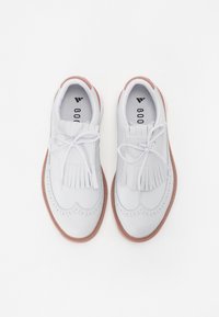 Λευκά δερμάτινα παπούτσια με φραγκοσυκοφόρες λεπτομέρειες, διάτρητο σχέδιο και καφέ ελαστικές σόλες. Διαθέτουν κλασικό κορδόνι μπροστά.