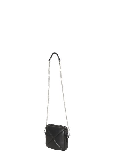 Borsa a tracolla in pelle nera con catena argentata e motivo a cuciture diagonali sul davanti.