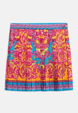 Jupe plissée brillante avec des motifs floraux roses complexes et des motifs baroques sur un fond jaune et bleu, présentant des bordures décoratives à l'ourlet et à la taille.