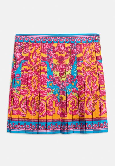 Φωτεινή πλισέ φούστα με περίπλοκα ροζ λουλουδένια και μπαρόκ μοτίβα σε κίτρινο και μπλε φόντο, με διακοσμητικά περιθώρια στο τελείωμα και τη μέση.