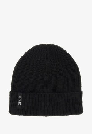 Berretto in maglia nero con texture a coste, caratterizzato da un risvolto e un piccolo tag bianco con il logo "GUESS" sul lato.