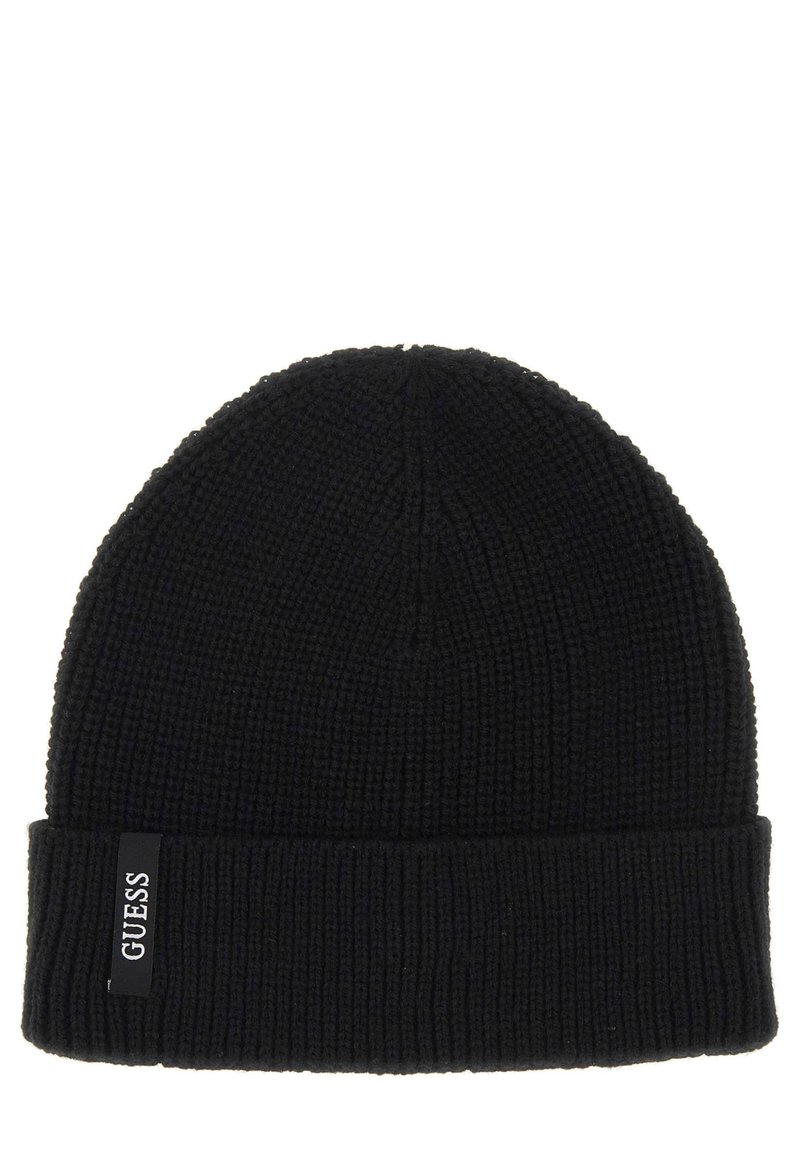 Bonnet en tricot noir avec une texture côtelée, présentant un revers et une petite étiquette de logo blanche étiquetée "GUESS" sur le côté.