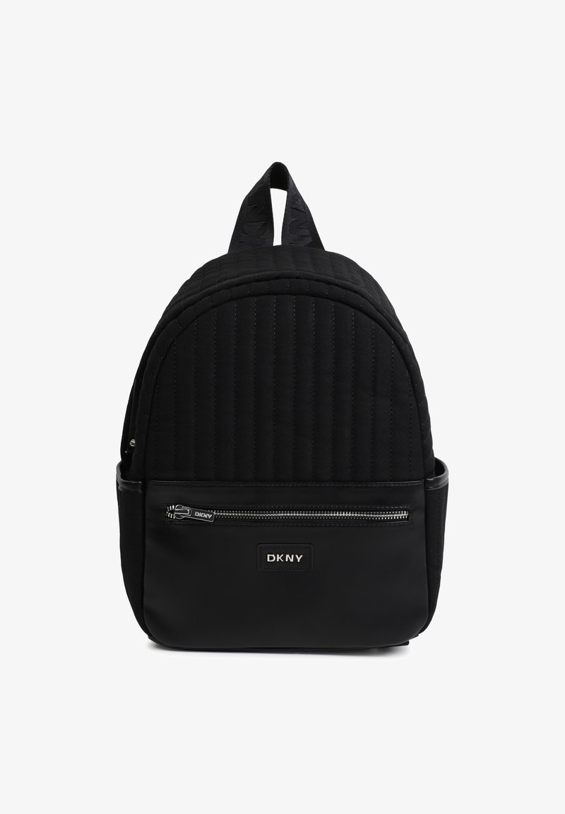 Sac à dos en nylon matelassé noir avec un dessus arrondi, une poche zippée à l'avant et un patch logo ; doté de bretelles rembourrées et d'une surface texturée.
