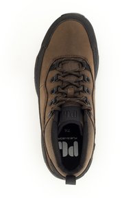 Bruine wandelschoen met een gestructureerde stoffen bovenkant, vetersluiting, zwarte rubberen zool en een gevoerde kraag voor comfort. Logo zichtbaar op de binnenzool.