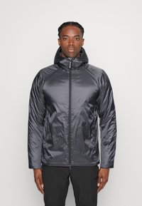 Schwarze, leichte Kapuzenjacke mit glatter, glänzender Textur, ausgestattet mit einem zentralen Reißverschluss, seitlichen Taschen und Raglanärmel.