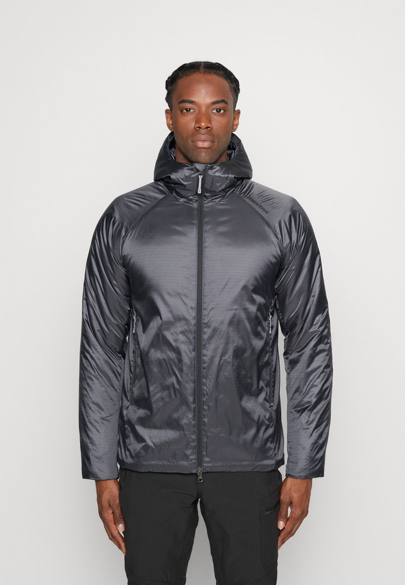 Schwarze, leichte Kapuzenjacke mit glatter, glänzender Textur, ausgestattet mit einem zentralen Reißverschluss, seitlichen Taschen und Raglanärmel.