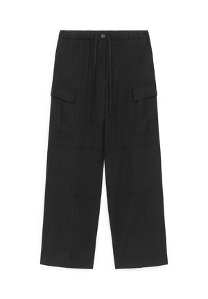 Pantalon cargo noir à jambes larges avec taille élastique, fermeture par bouton et cordon, et poches à rabat sur chaque cuisse.