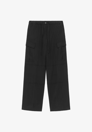 Pantalon cargo noir à jambes larges avec taille élastique, fermeture par bouton et cordon, et poches à rabat sur chaque cuisse.