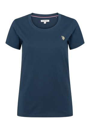 Tumesinine puuvillane T-särk ümmarguse kaelusega, lühikeste varrukatega ja väikese kuldse logoga vasakul rinnal. Lihtne ja sile tekstuur.