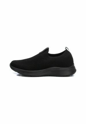 Zapatos negros sin cordones hechos de un material de punto ligero. Presentan una parte superior texturizada, puntera redonda y suela de goma flexible. Diseño minimalista.