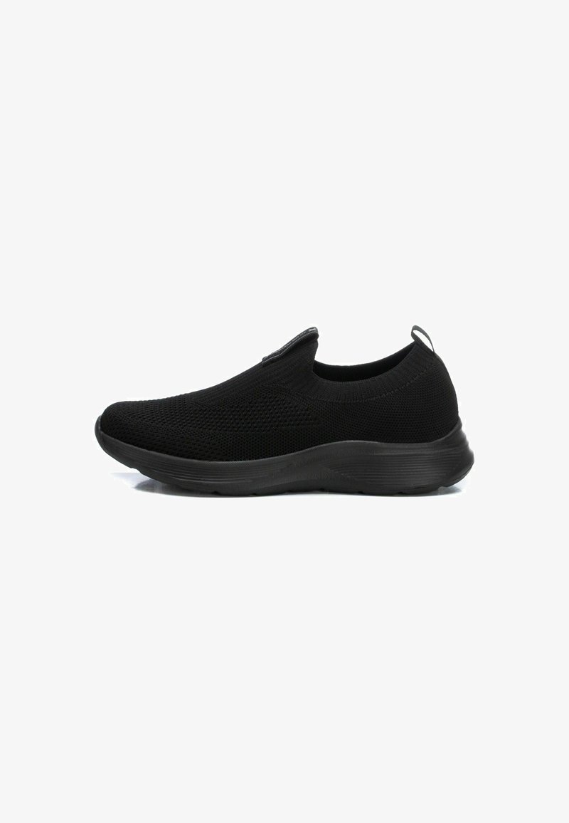 Zapatos negros sin cordones hechos de un material de punto ligero. Presentan una parte superior texturizada, puntera redonda y suela de goma flexible. Diseño minimalista.