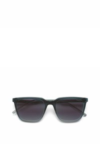 Des lunettes de soleil rectangulaires avec des verres à dégradé sombre, une monture en teal clair et une texture subtile. Elles présentent un design épais et un logo métallique sur la branche.