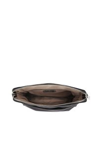 Clutch in pelle nera con zip argentata, interno foderato in tessuto beige, dotato di un unico scomparto con dettagli minimi.