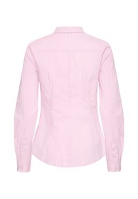 Vedere din spate a unui tricou roz cu mâneci lungi, cu dungi verticale albe și manșete cu nasturi.