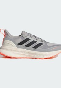 Grå sportsko med sorte striber, letvægtigt mesh-overdel, tekstureret grå og hvid mellemsål, og klare orange detaljer på sålen og hælen.