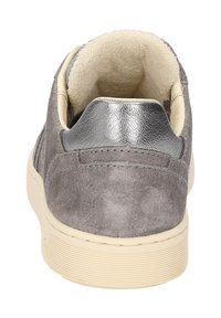 Grau Wildledersneaker mit einem glatten, metallic-silbernen Fersenakzent und cremefarbener Innenausstattung, ausgestattet mit einer strukturierten Gummisohle.