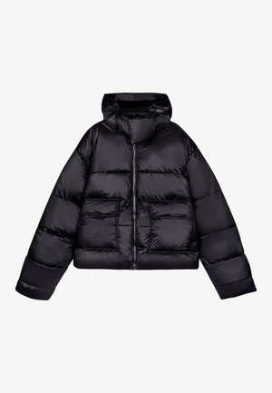 Čierna skrátená pufovaná bunda s kapucňou, ktorá má hladký, lesklý povrch, dve predné vrecká a stredové zapínanie na zips.