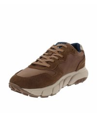 Zapatillas de ante y cuero marrón con suela beige, que presentan un cuello acolchado, un diseño con cordones y acentos texturizados para un mejor agarre.