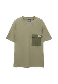 Olivegrøn t-shirt lavet af blød bomuld, med en rektangulær lomme i en mørkere grøn nuance, som har en flap og to snaplukninger.