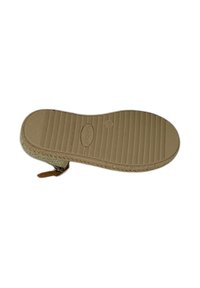 Suola in gomma taupe con linee di grip testurizzate, forma curva e bordo superiore in tessuto intrecciato. Presenta un piccolo tag in pelle marrone vicino al tallone.