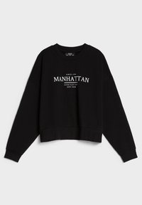 Svart cropped sweatshirt i bomull med långa ärmar, med vit text som står "MANHATTAN" samt ytterligare detaljer nedanför.