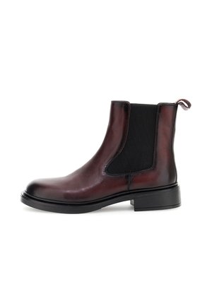 Stivale alla caviglia Chelsea in pelle marrone scuro con pannello laterale elastico nero e tacco basso impilato su sfondo bianco.