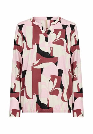 Pikkade varrukatega top, millel on roosa, must ja tumepunane abstraktne muster, V-kaelus ja pehme kangapind.