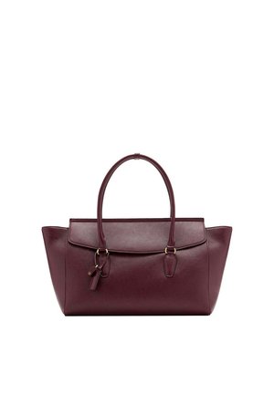 Bolso de mano de cuero rojo oscuro con dos asas, cierre de solapa y superficie texturizada, mostrado sobre un fondo blanco.