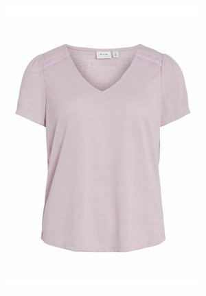 Blusa de manga corta morada clara con escote en V, que presenta acentos texturizados en los hombros y un corte relajado. Textura de tela suave.