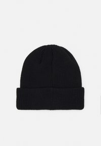 Mustaline kudumisega beanie müts, ribaga tekstuuri ja volditud disainiga, ümarate otste ja ilma nähtavate logode või metallaktsentideta.