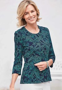 Navyblauw langarmshirt met een paisleypatroon in teal en groen, met een ronde halslijn en een getailleerde pasvorm.