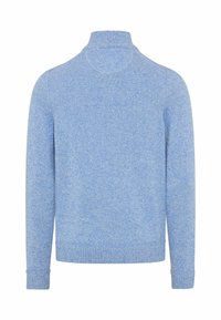 Hellblauer Strickpullover mit hohem Kragen, langen Ärmeln sowie gerippten Bündchen und Saum; weiche Textur mit durchgehend meliertem Muster.