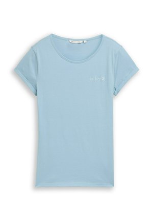 Lichtblauw T-shirt met korte mouwen en opgerolde manchetten, met een kleine witte tekst "be kind" en een hartgrafiek op de linkerborst.