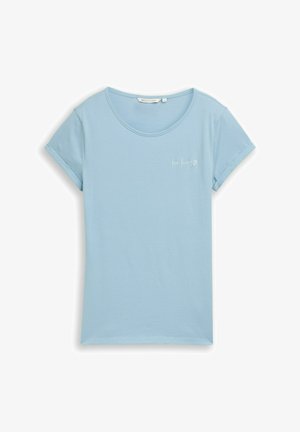 Lichtblauw T-shirt met korte mouwen en opgerolde manchetten, met een kleine witte tekst "be kind" en een hartgrafiek op de linkerborst.