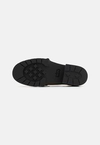 COACH LEAH QUILTED LOAFER - Jalga libistatavad jalanõud - moss