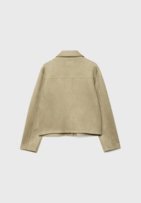 Ljus khaki faux suede-jacka, bakvy, med klassisk krage, infällda fickor och rak nederkant. Slät yta med subtil sömnad.