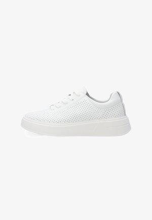 Witte lage sneaker met geperforeerd bovenwerk van leer, witte veters en dikke, gestructureerde rubberen zool gezien vanaf de zijkant.