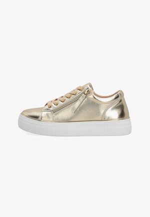 Lavskoet metallicguld sneaker med beige snørebånd, sidelås og tyk hvid gummisål vist i profil vendt mod venstre.