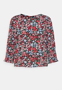 Blusa floreale con sfondo nero, caratterizzata da un mix di fiori rossi, rosa e blu. Maniche lunghe con polsini a volant e scollatura rotonda.